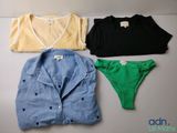 trois paires de chemises et de culottes sont disposées sur une table