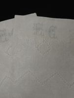 Suite de CINQ SERVIETTES en coton damassé à franges chiffré … (photo 2)