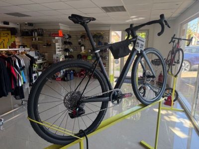un vélo exposé dans un magasin