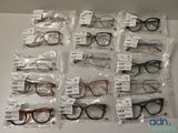 les nombreuses paires de lunettes exposées dans le magasin