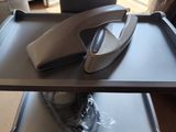 un plateau sur lequel se trouvent un ordinateur portable et une souris