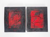 deux tableaux rouges et noirs sur un fond blanc