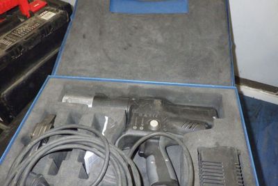 une boîte contenant des outils posée sur le sol