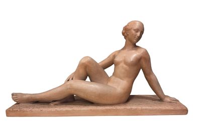 sculpture représentant une femme nue assise sur un socle en bois, sur fond blanc