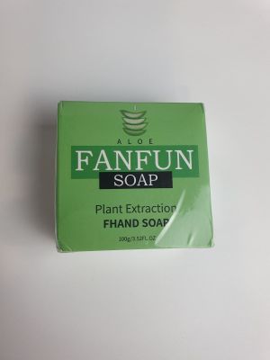 un gros plan d'un savon posé sur une surface blanche