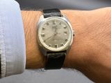 un homme qui porte une montre au poignet