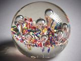 une boule en verre contenant plein de paillettes