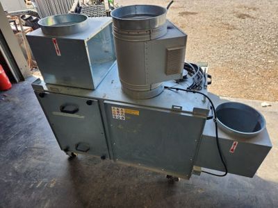 une machine sur laquelle sont fixés deux godets