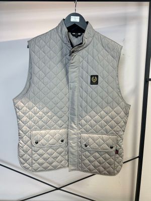 Le gilet est suspendu à un portant dans la pièce.
