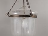 une suspension en verre d'époque, suspendue au plafond par une chaîne