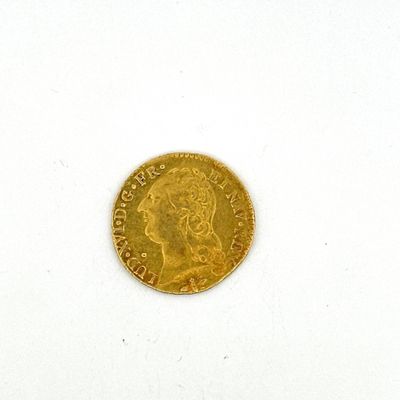 gros plan d'une pièce d'or sur une surface blanche