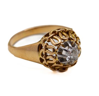 une image d'une bague en or avec un diamant au centre