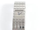 une image d'un gros plan d'une montre-bracelet sur une surface blanche