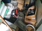 un tas d'objets divers entassés dans une pièce