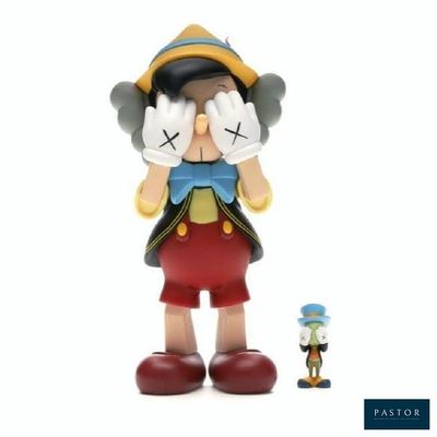 une figurine de Mickey Mouse avec une autre figurine de Mickey Mouse à côté