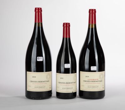 trois bouteilles de vin rouge sont alignées sur une table