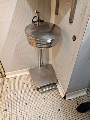 une salle de bain avec un lavabo et un miroir