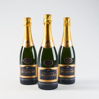 trois bouteilles de champagne posées sur une surface blanche