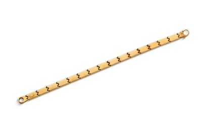 un bracelet en bois orné d'un motif en forme de croix