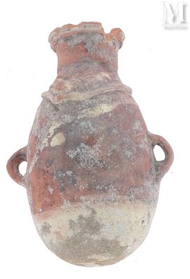 un vieux vase posé sur une surface blanche
