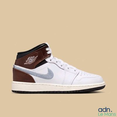 La Air Jordan 1 Mid est disponible en blanc et en marron