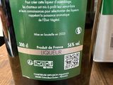 une bouteille de vin posée sur une table à côté d'une bouteille de vin