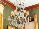 un lustre suspendu au plafond d'une pièce
