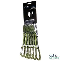 six carabines vertes sont suspendues à un crochet sur un fond blanc