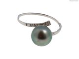 une photo d'une bague ornée d'une perle noire et de diamants