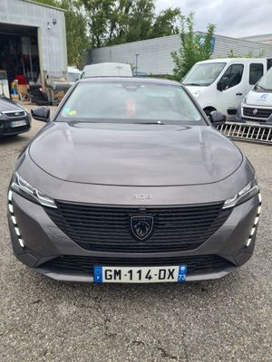 une voiture grise garée dans un parking à côté d'autres voitures