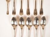 beaucoup de cuillères et de fourchettes en argent sur la table