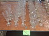 beaucoup de verres à vin vides sur une table