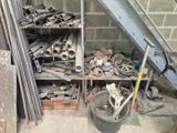 un tas de tuyaux métalliques et d'autres objets dans une pièce