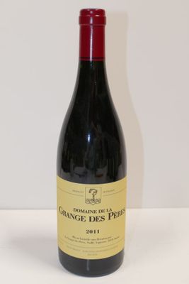 une bouteille de vin posée sur une table