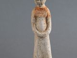 statue d'une femme tenant un bébé dans ses bras