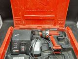 une caisse à outils rouge avec des outils sur le sol