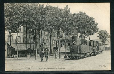 une photo en noir et blanc d'un train sur les rails