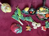 beaucoup de légumes posés sur une table
