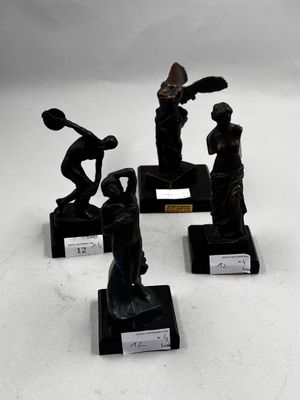quatre figurines en bronze représentant des femmes tenant des raquettes de tennis, posées sur des socles noirs
