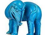 une statue d'éléphant bleue posée sur une surface blanche