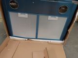 une boîte en carton dans laquelle se trouve une sorte de four