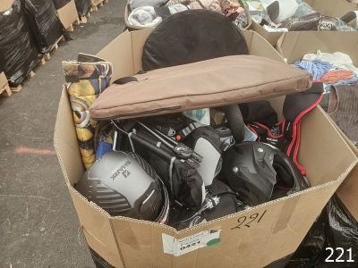 une boîte en carton remplie d'objets hétéroclites dans la rue
