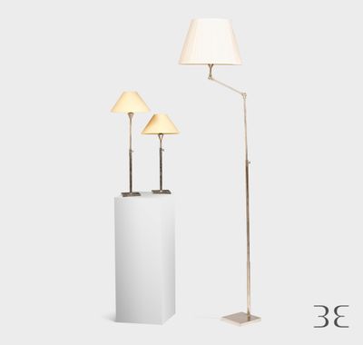 trois lampes posées sur un socle, surmontées d'un abat-jour