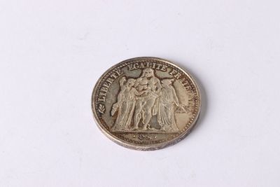 une vieille pièce d'argent sur laquelle figurent les portraits d'une femme et d'un homme