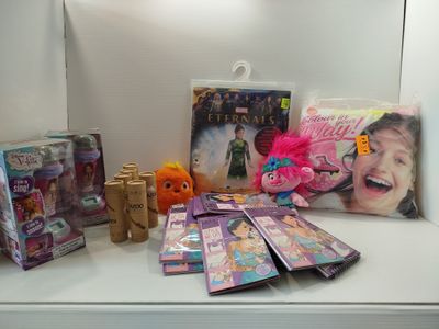 beaucoup de jouets et de livres posés sur le comptoir