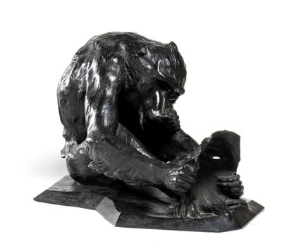 statue d'un ours assis sur un rocher, un téléphone portable à la main