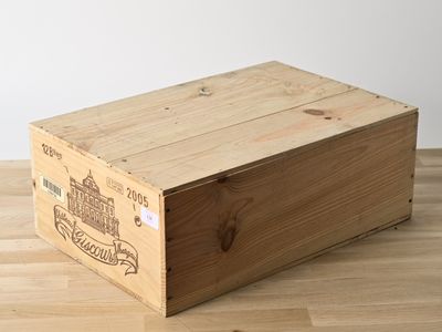 une caisse en bois posée sur un plancher en bois