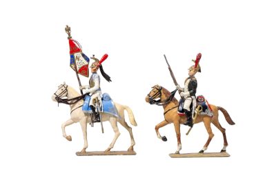 deux figurines représentant un homme à cheval et un homme à cheval tenant un drapeau