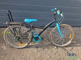 un vélo garé devant un bâtiment