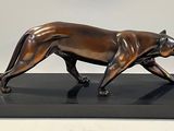 sculpture en bronze représentant un tigre sur un socle noir